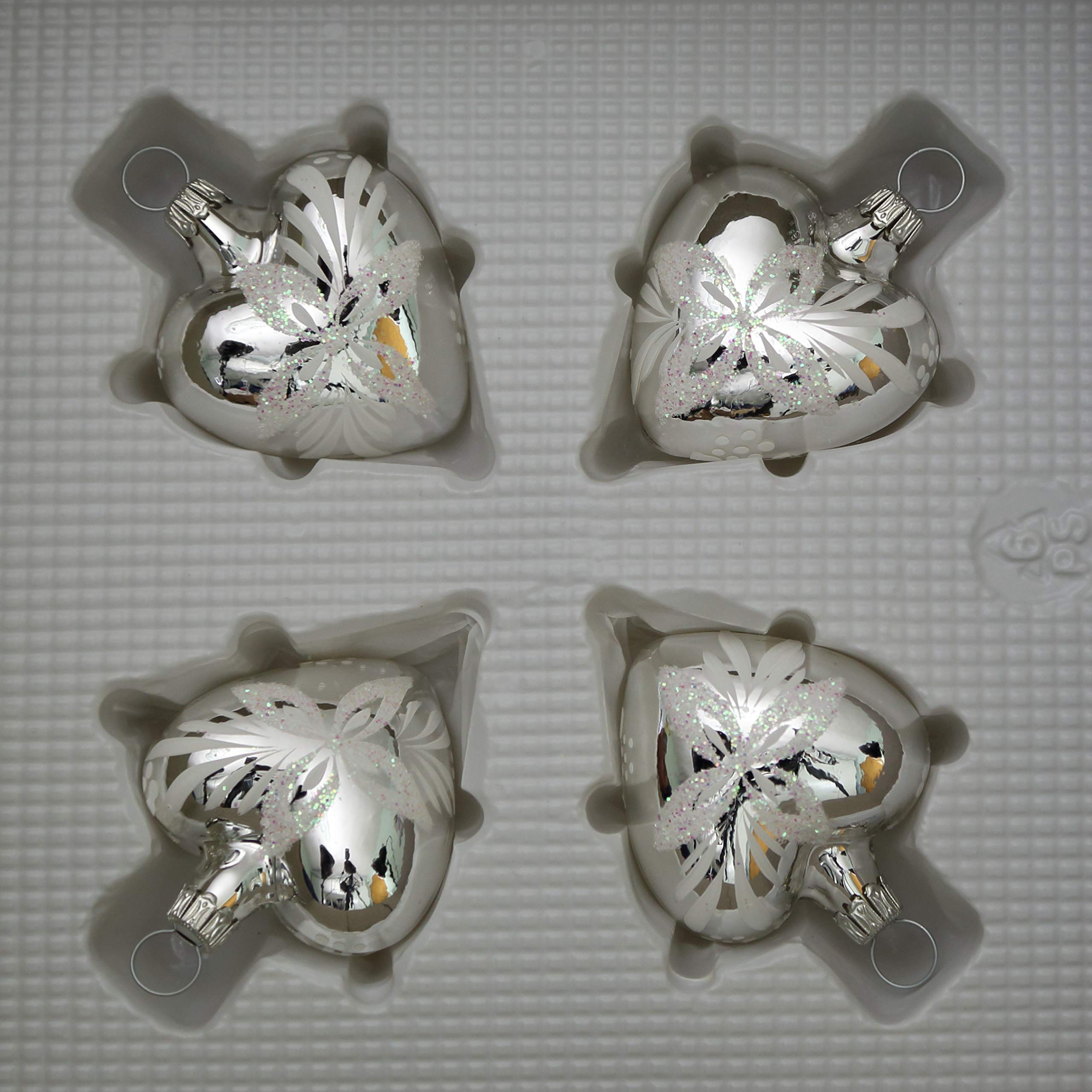 lauschaer-glas-christbaumschmuck-herzen-klein-silber-mit-wei-en-blumen-4er-set image 2