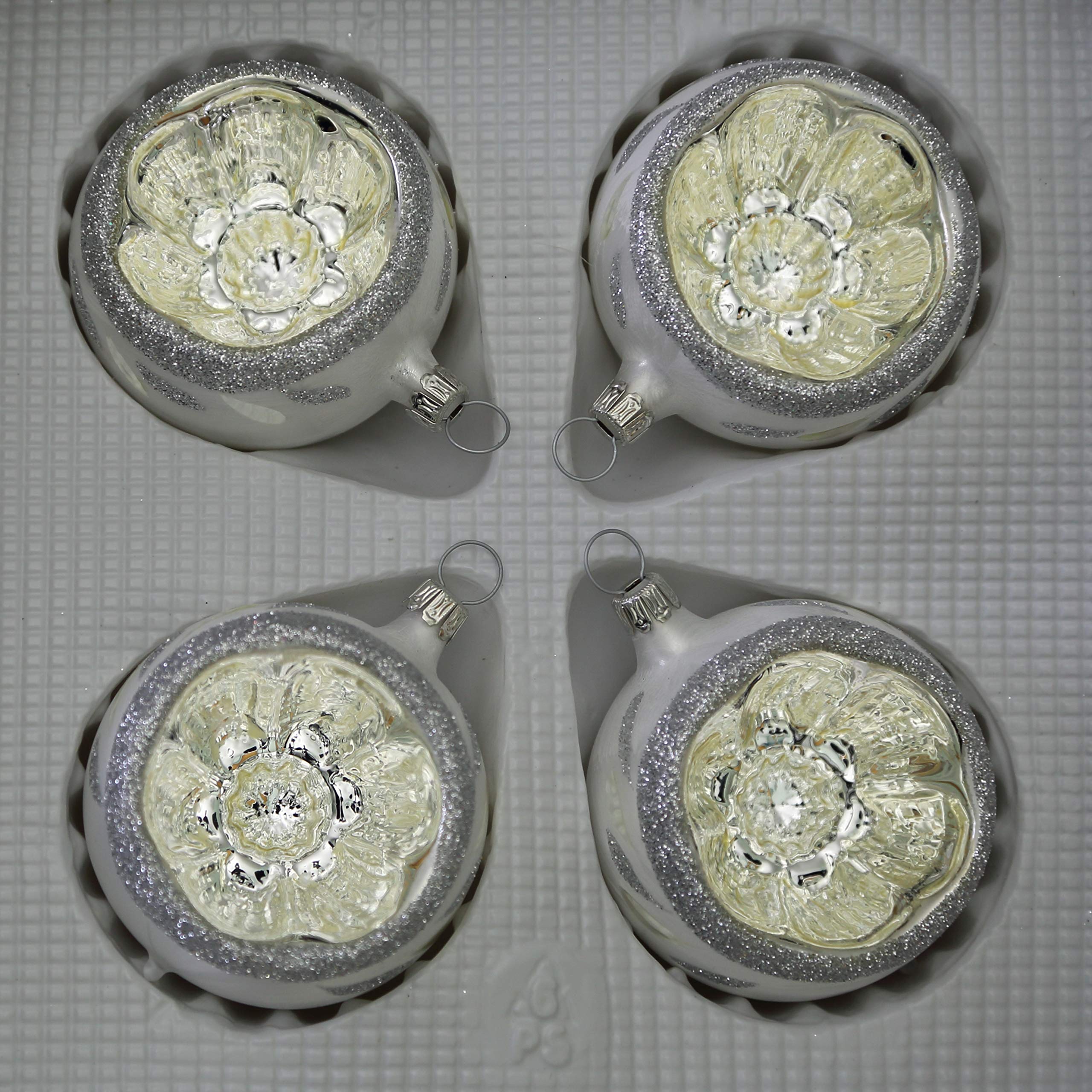 lauschaer-glas-christbaumkugeln-mit-einstich-eislack-wei-mit-dekor-4-st-ck-6-cm image 2