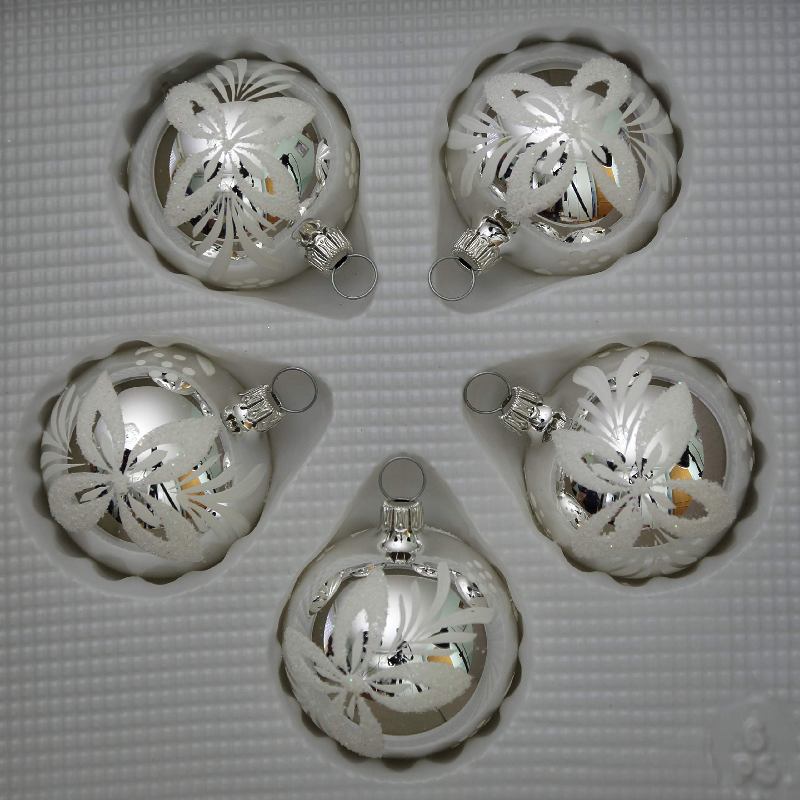 lauschaer-glas-christbaumkugeln-silber-mit-wei-en-blumen-5-st-ck-5-cm image 2