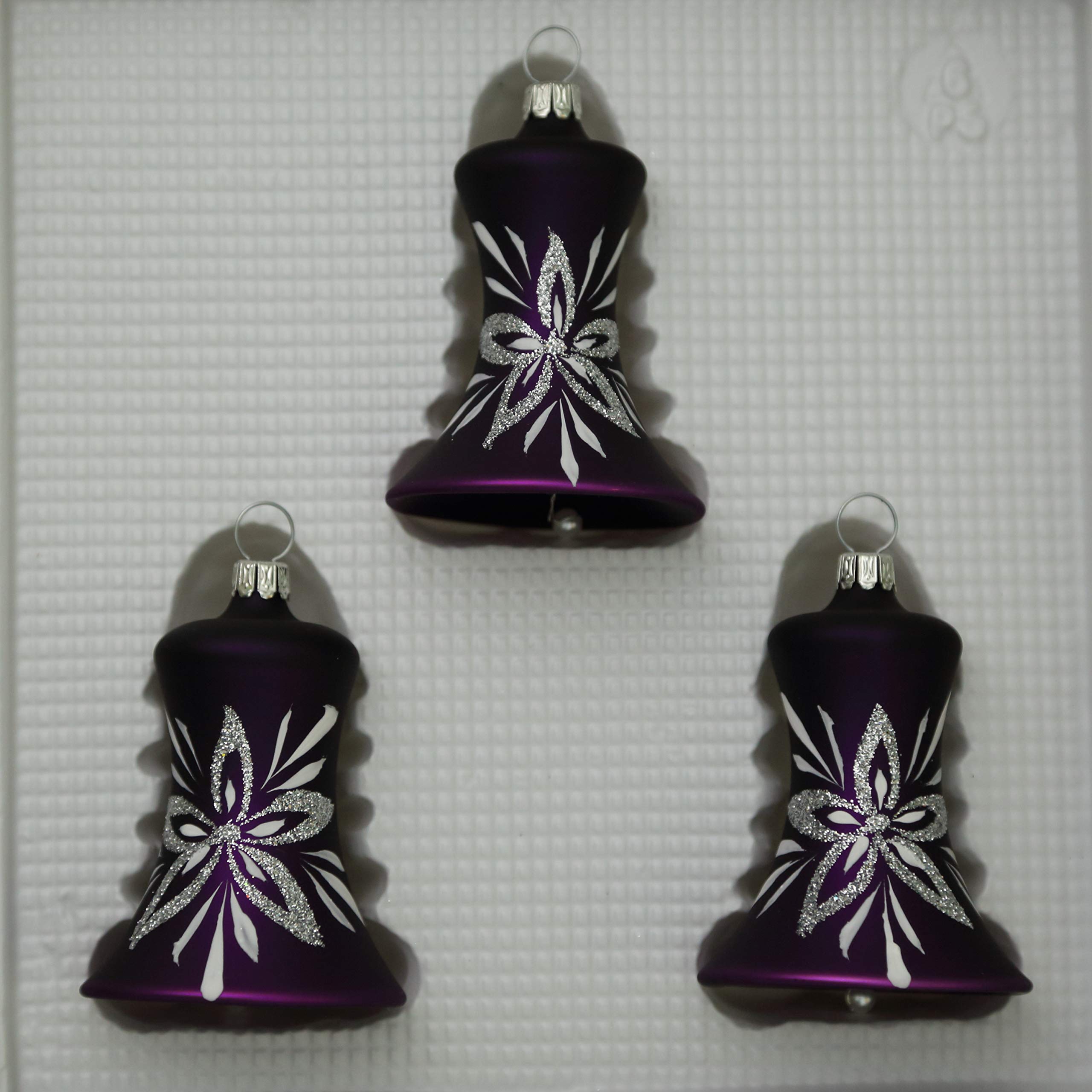 lauschaer-glas-christbaumschmuck-glocken-mit-schl-gel-lila-matt-blumendekor-3-st image 2