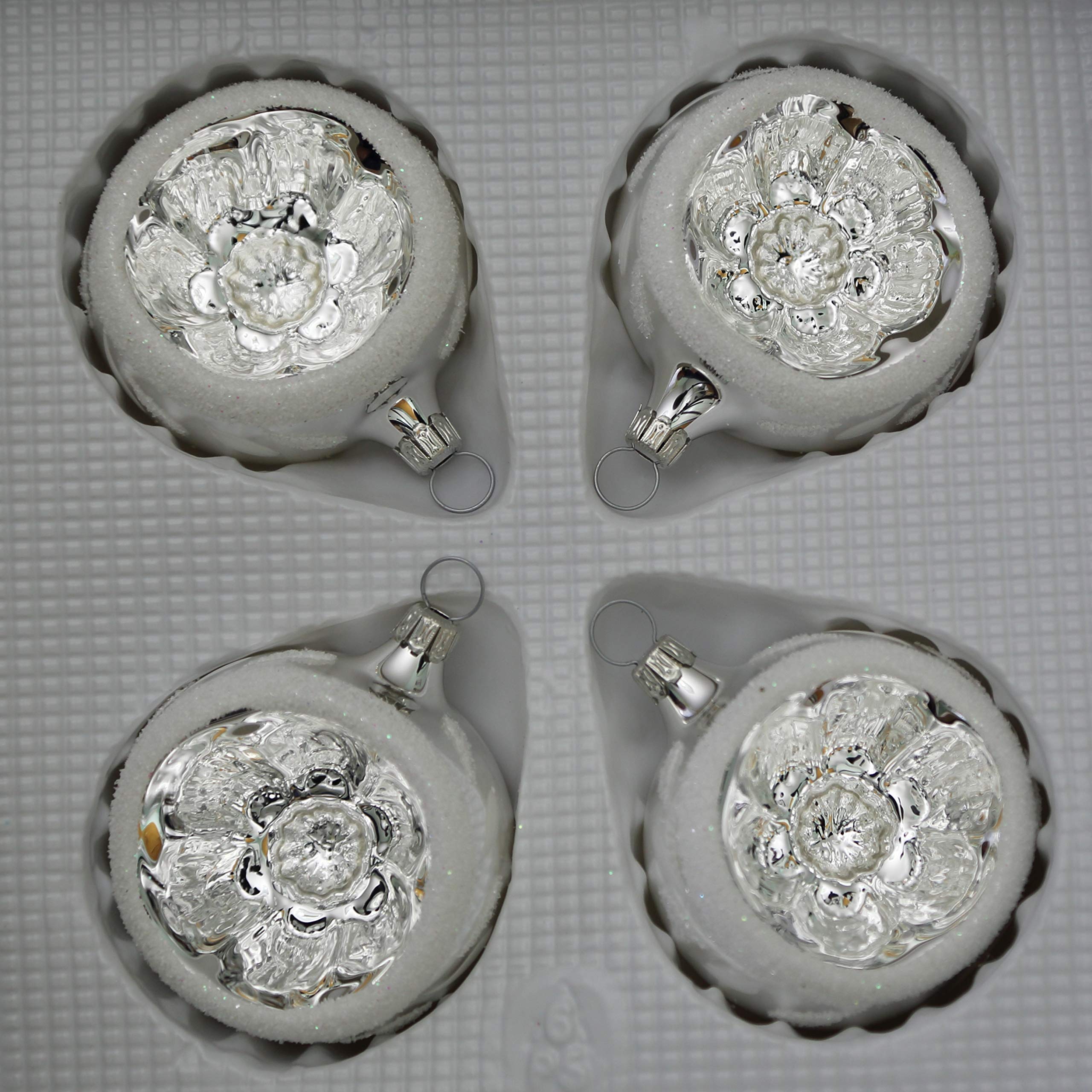 lauschaer-glas-christbaumkugeln-mit-einstich-silber-mit-dekor-4-st-ck-d-6-cm image 2
