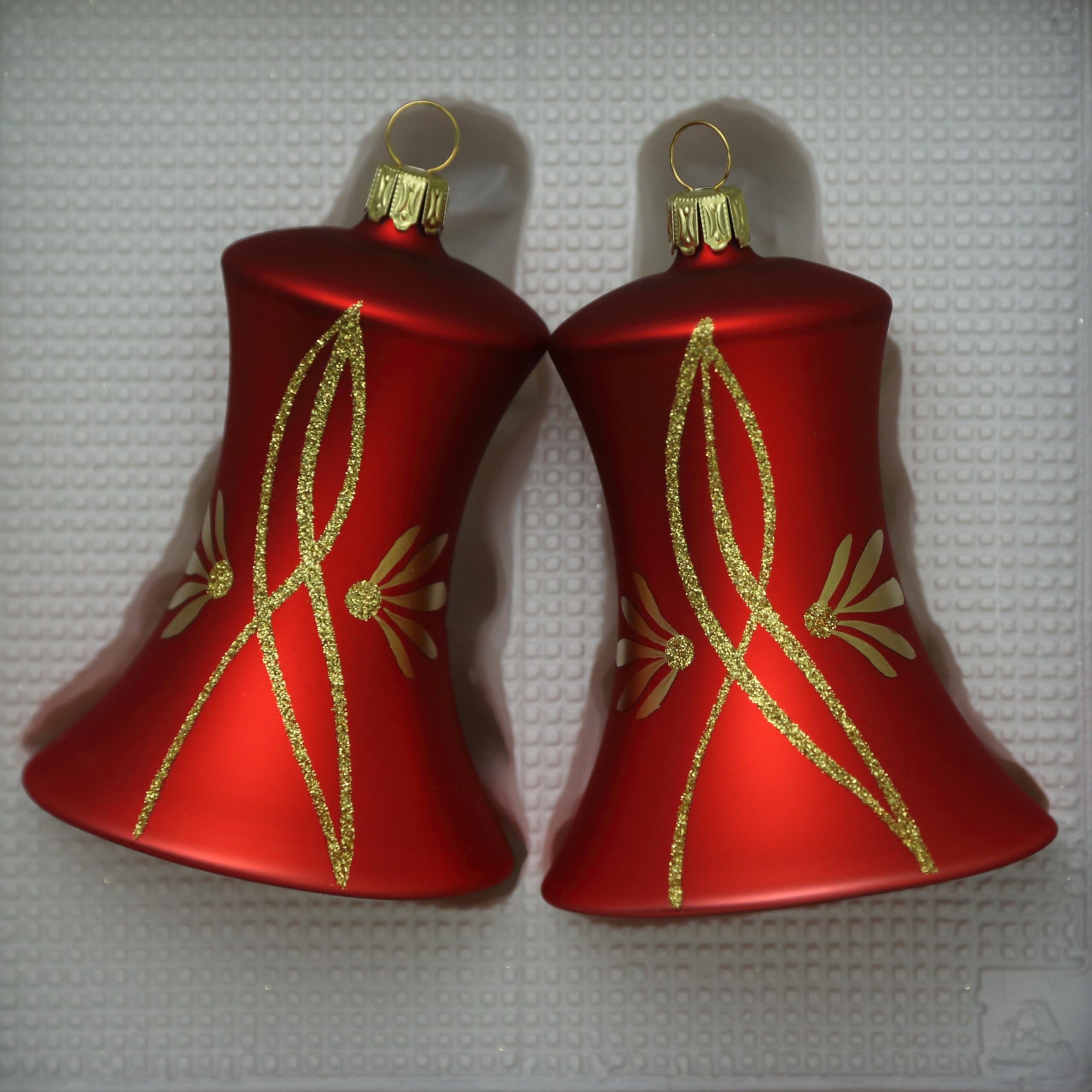 lauschaer-glas-christbaumschmuck-glocken-rot-matt-mit-ranken-2-st-ck-7cm image 2