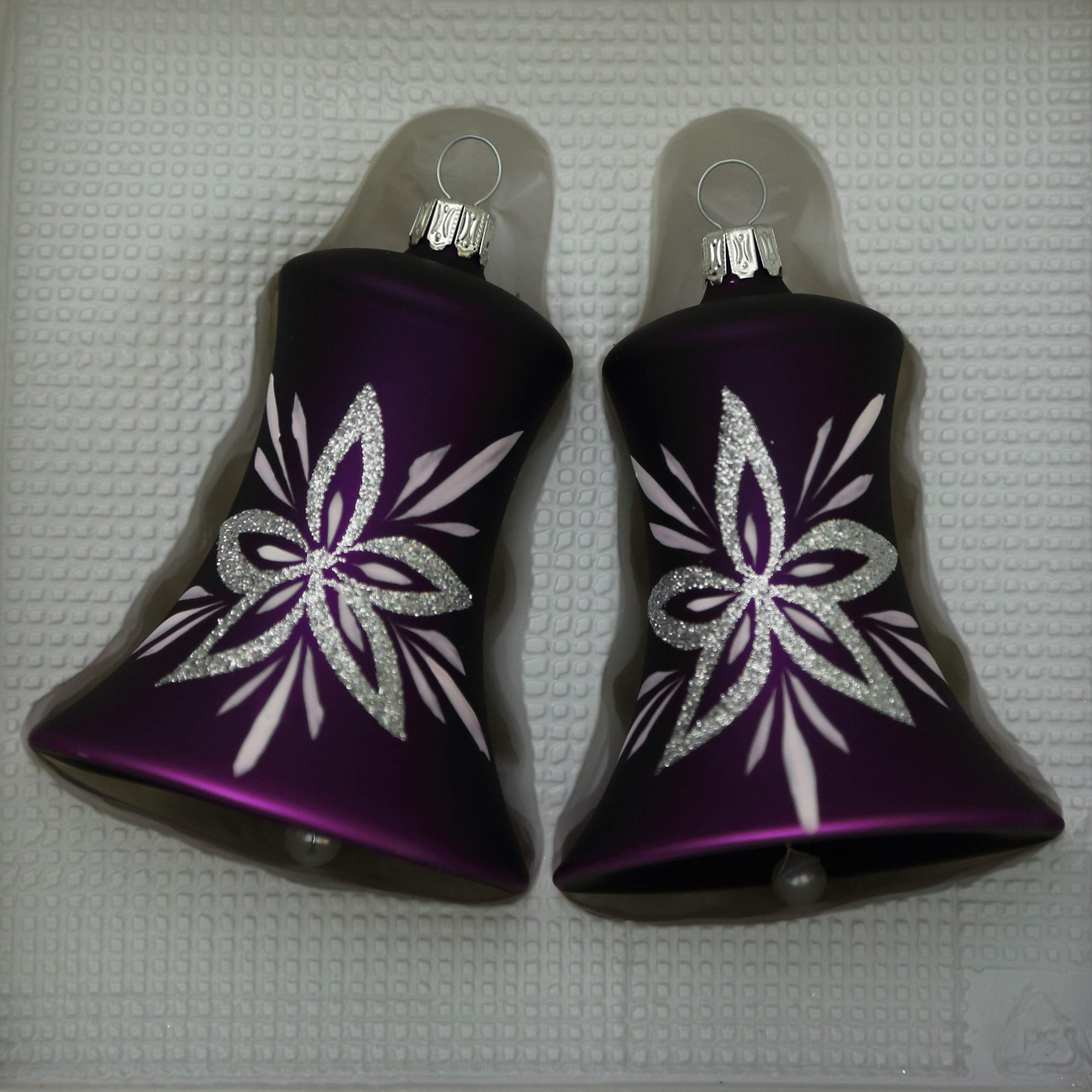 lauschaer-glas-christbaumschmuck-glocken-gro-lila-matt-blumendekor-2-st-ck-7cm image 2