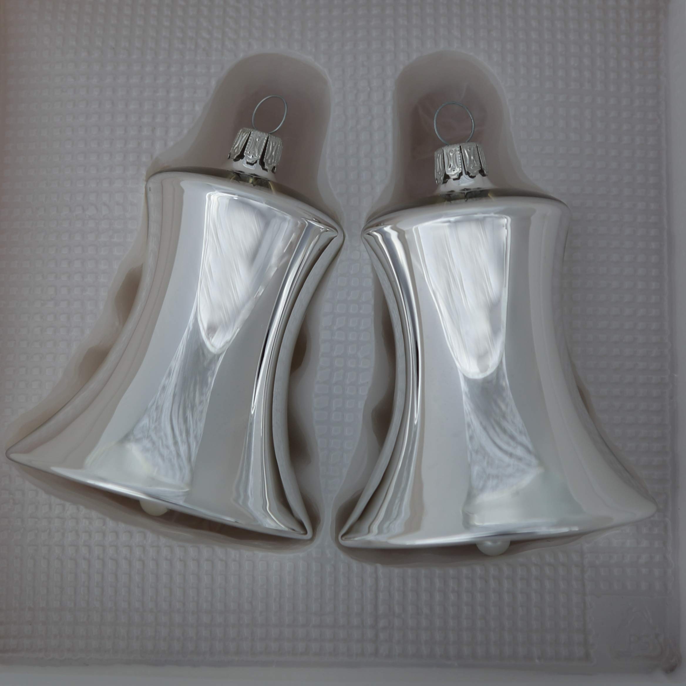lauschaer-glas-christbaumschmuck-glocken-gro-silber-glanz-2er-set-7-cm image 2